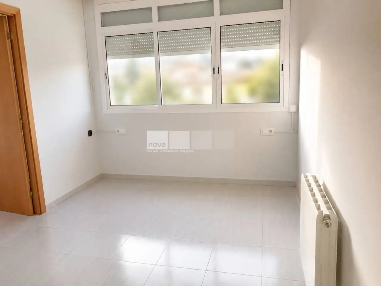 Schlafzimmer von Wohnung zum Verkauf in Tona mit Heizung und Balkon
