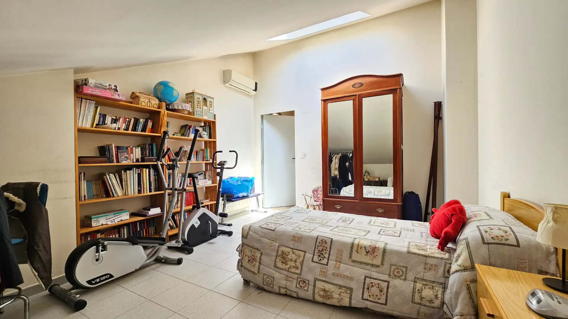 Habitación de Casa adosada en venta en Zaragoza con Aire acondicionado, Calefacción y Jardín privado