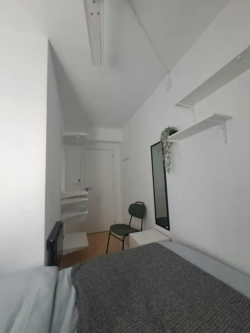 Schlafzimmer von Wohnung zur untervermieten in Valencia mit Möbliert und Waschmaschine