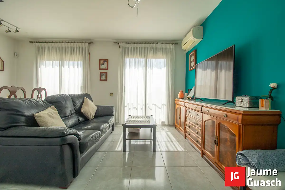 Sala de estar de Casa adosada en venta en Torredembarra con Aire acondicionado, Calefacción y Jardín privado