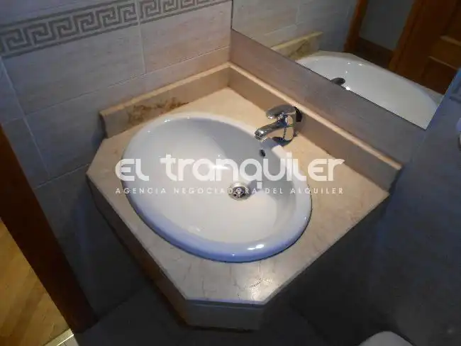 Bathroom of Flat for rent in Madrid  with Air Conditioner, Parquet flooring and Swimming Pool