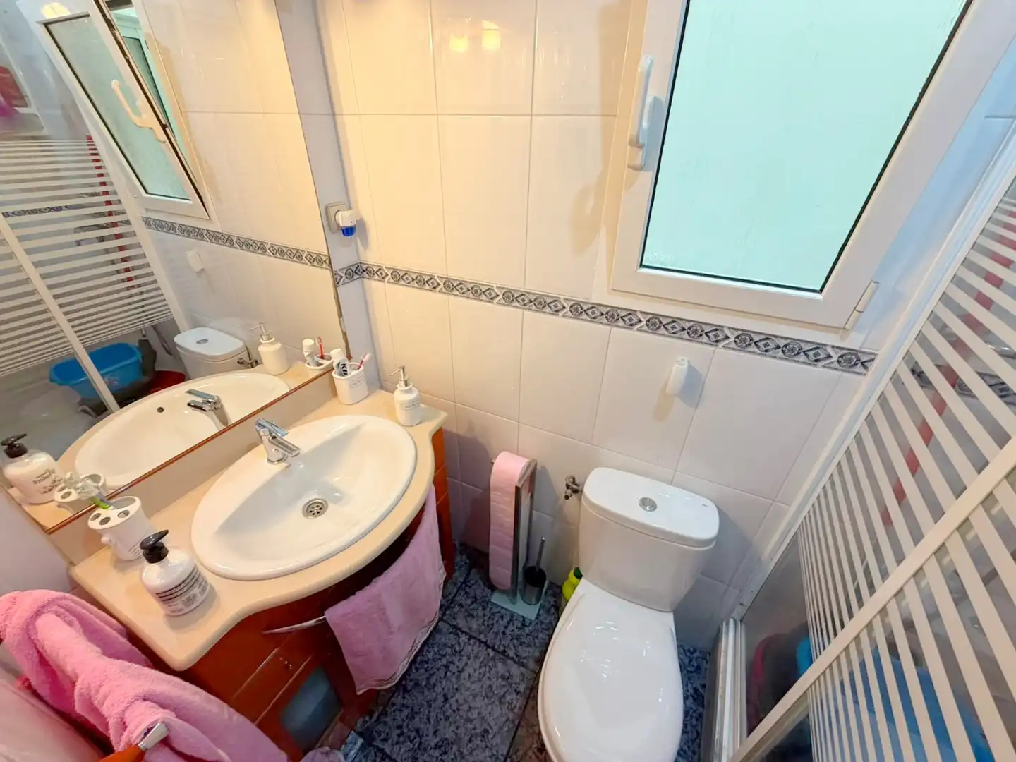 Bathroom of Flat for sale in El Prat de Llobregat  with Air Conditioner and Oven