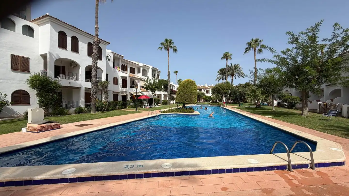 Piscina de Dúplex en venda en La Manga del Mar Menor amb Aire condicionat, Calefacció i Jardí privat