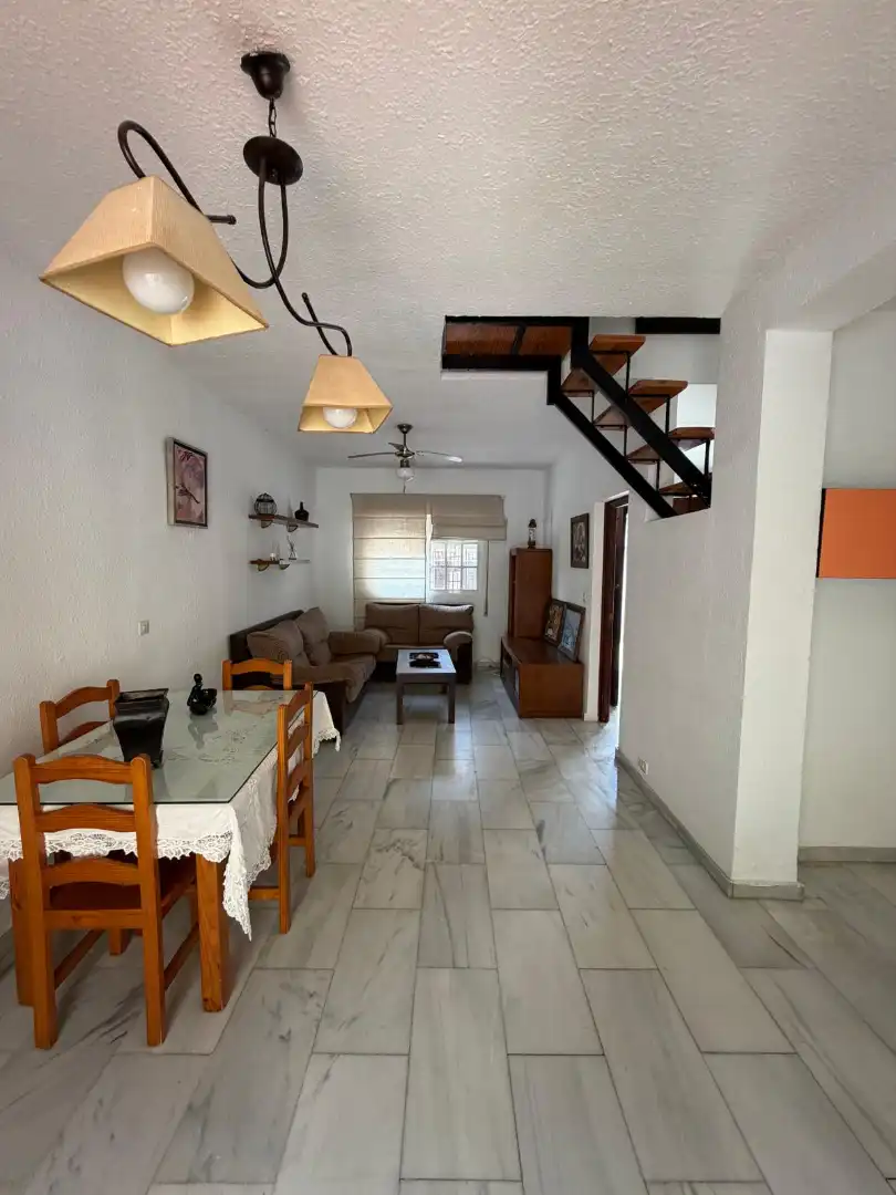 Sala d'estar de Casa adosada en venda en Mairena del Aljarafe amb Piscina comunitària