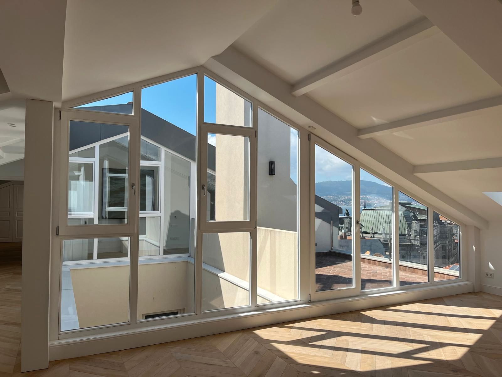 Vista exterior de Àtic en venda en Vigo  amb Calefacció, Parquet i Terrassa