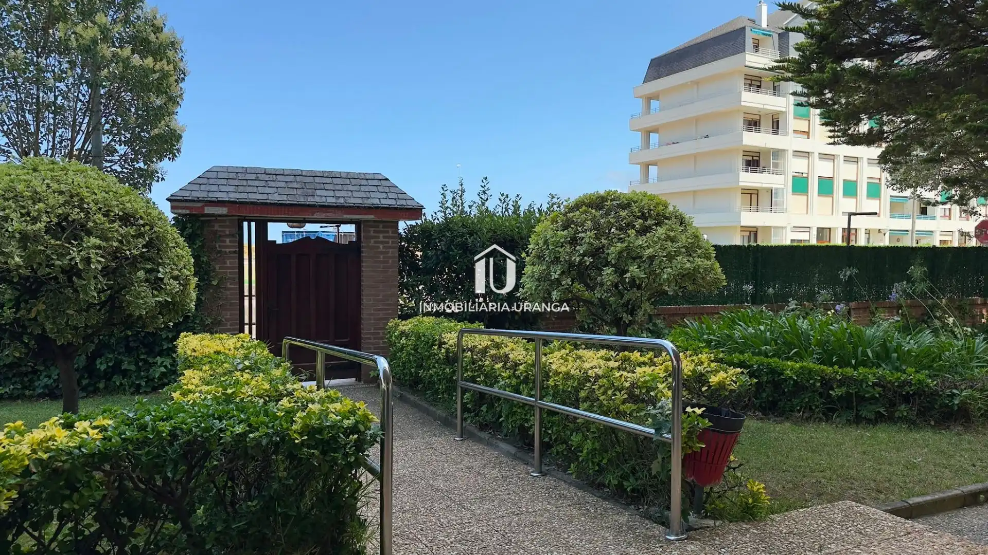 Vista exterior de Piso en venta en Laredo con Calefacción, Terraza y Piscina comunitaria