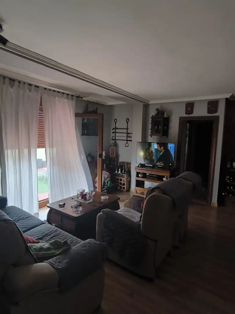 Sala de estar de Ático en venta en Olmedo con Calefacción, Parquet y Terraza