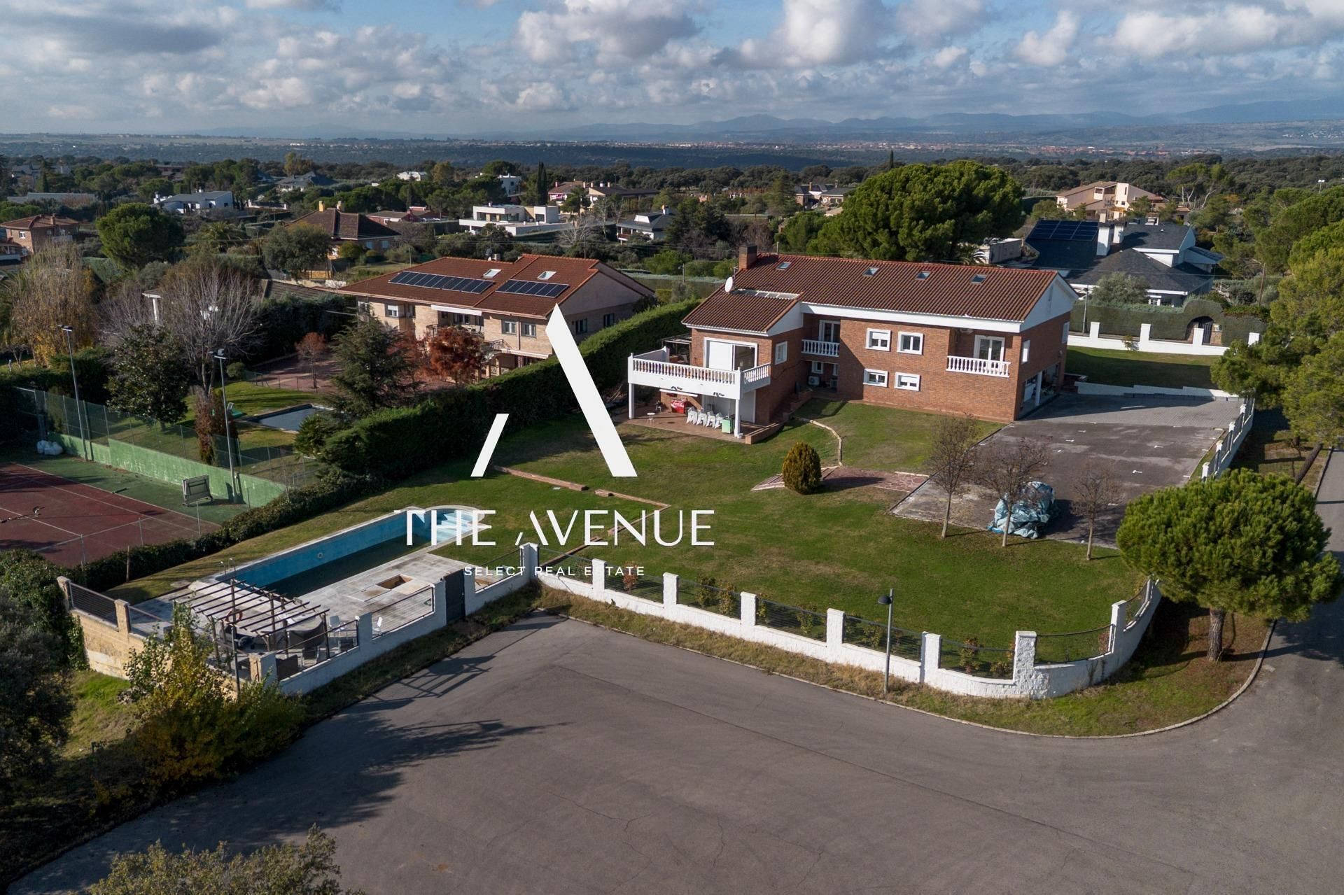 Vista exterior de Casa o xalet en venda en Boadilla del Monte amb Aire condicionat, Jardí privat i Terrassa