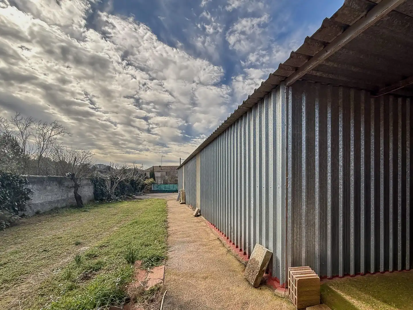 Vista exterior de Finca rústica en venda en Sant Joan de Moró amb Jardí privat