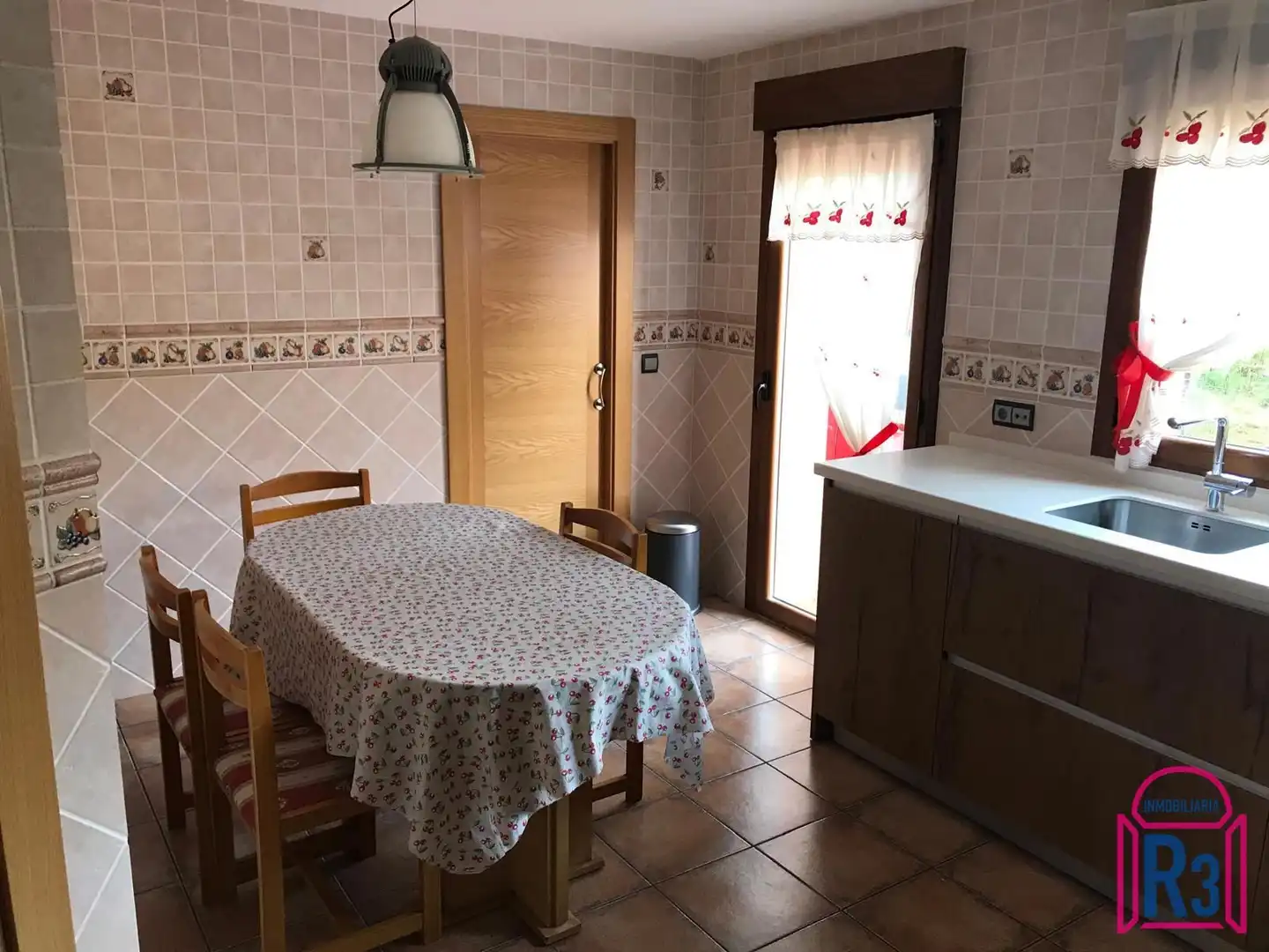 Cuina de Casa adosada en venda en Cuadros amb Calefacció i Jardí privat