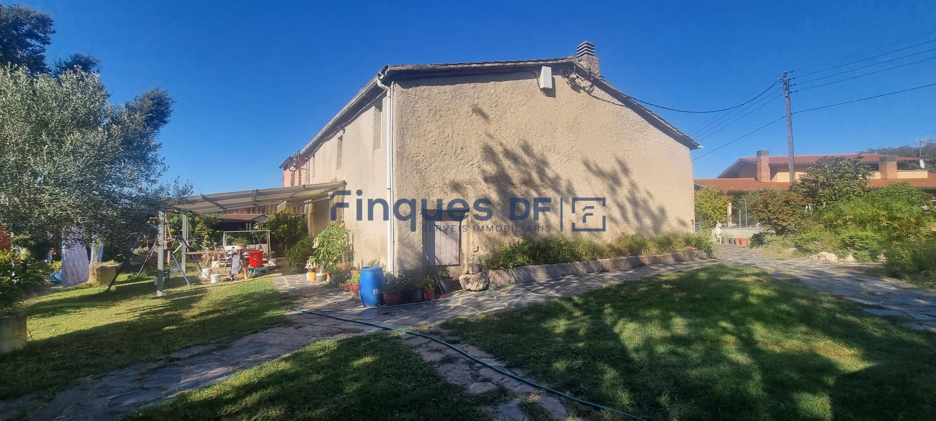 Vista exterior de Casa adosada en venda en Sils amb Calefacció i Jardí privat