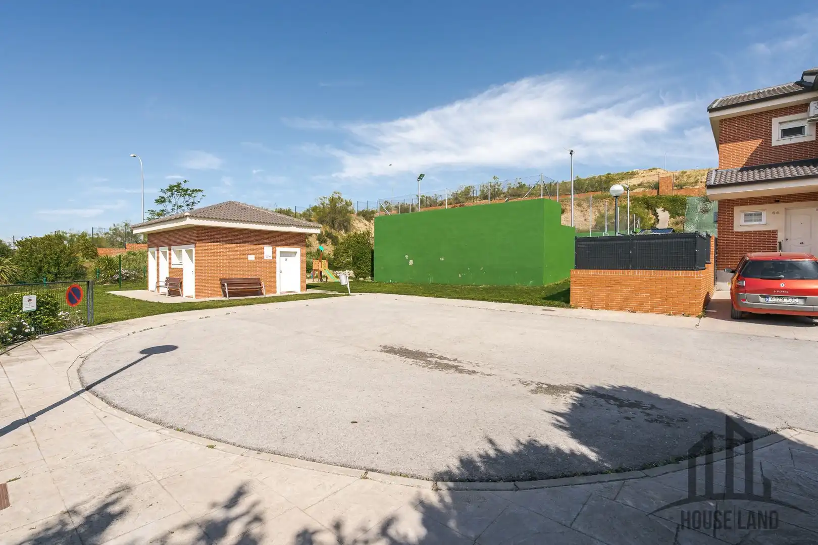 Vista exterior de Casa o xalet en venda en El Casar amb Aire condicionat, Calefacció i Jardí privat