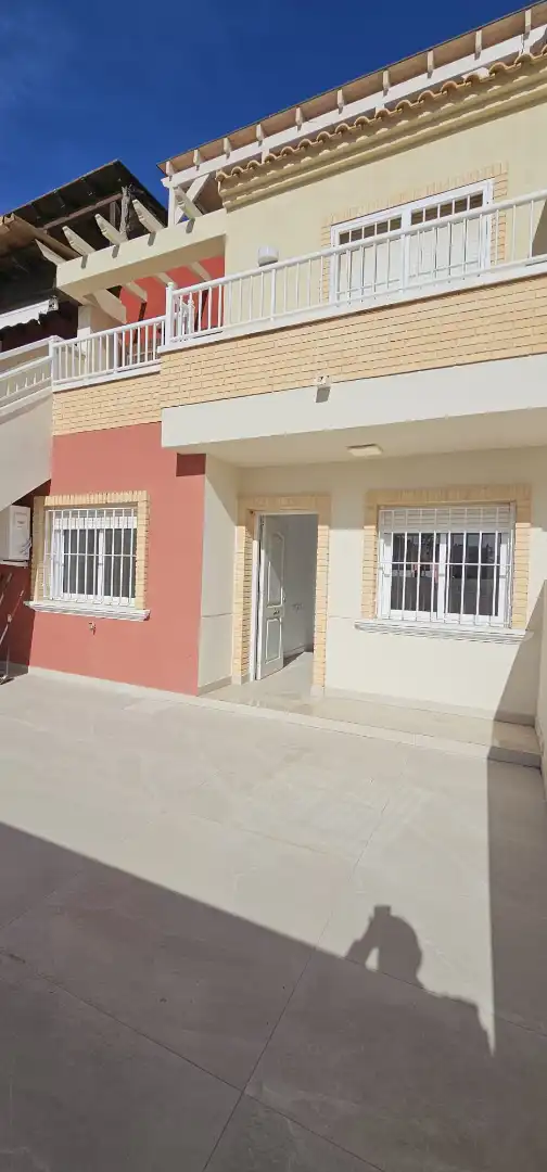 Vista exterior de Casa o xalet en venda en Pilar de la Horadada amb Calefacció, Terrassa i Balcó