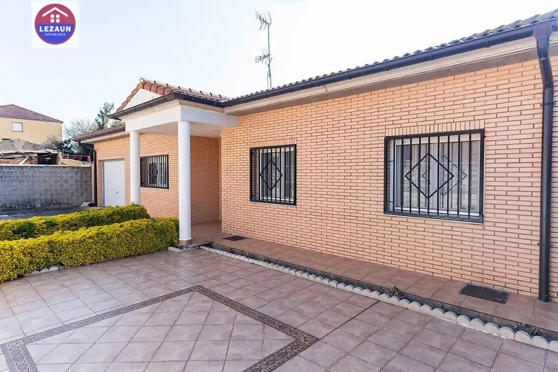 Vista exterior de Casa o chalet en venta en Marcilla con Jardín privado y Amueblado