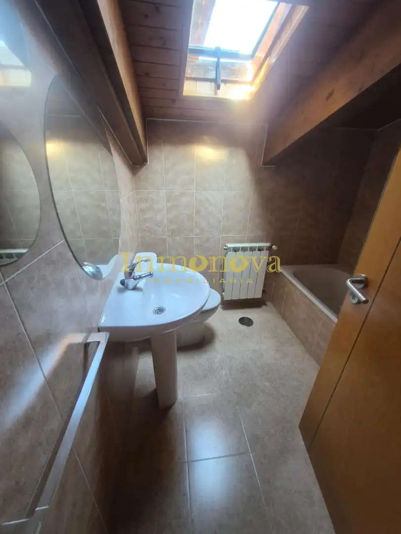 Baño de Casa adosada en venta en A Merca   con Calefacción, Jardín privado y Terraza