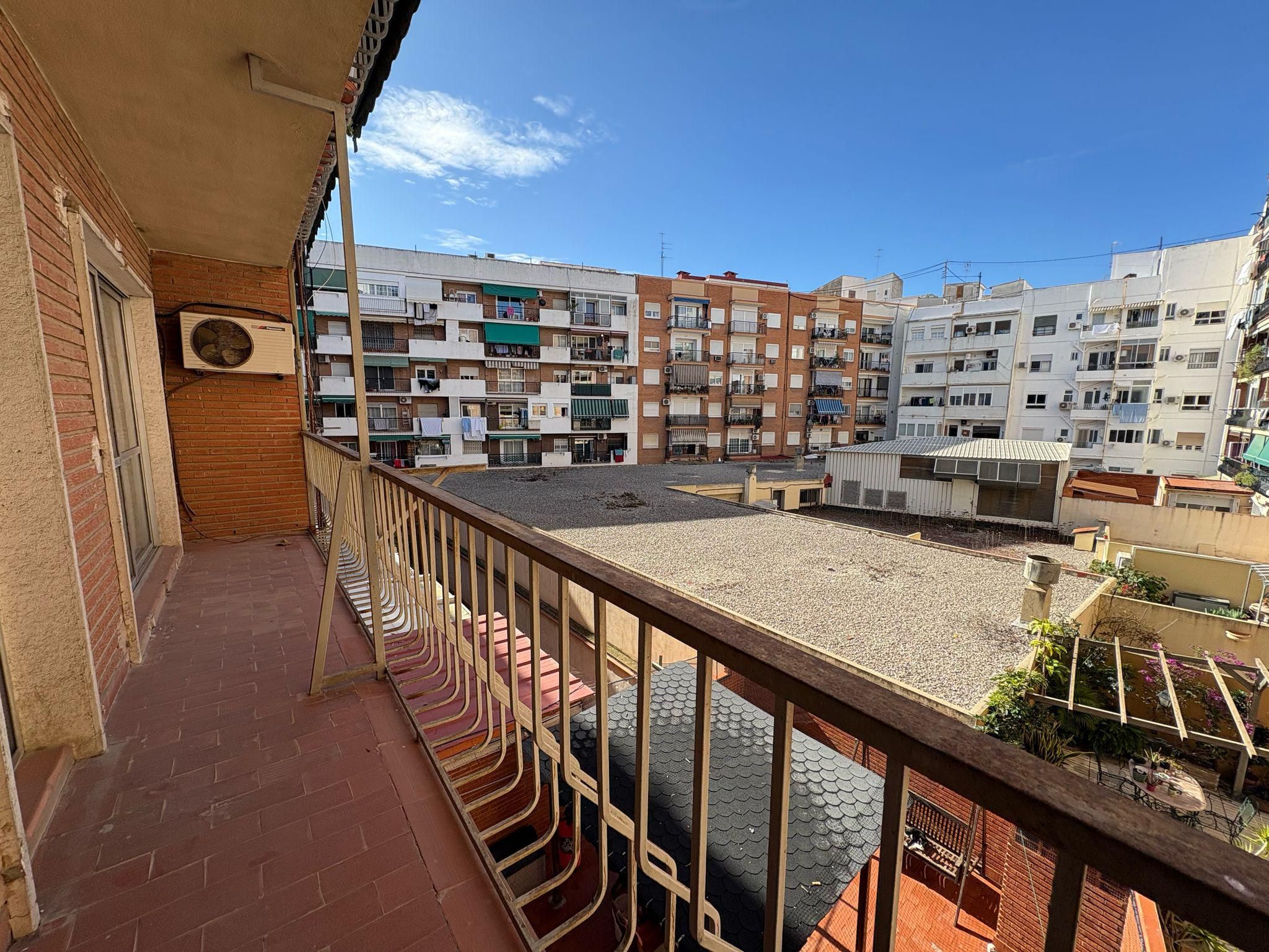 Exterior view of Flat for sale in  Valencia Capital  with Balcony