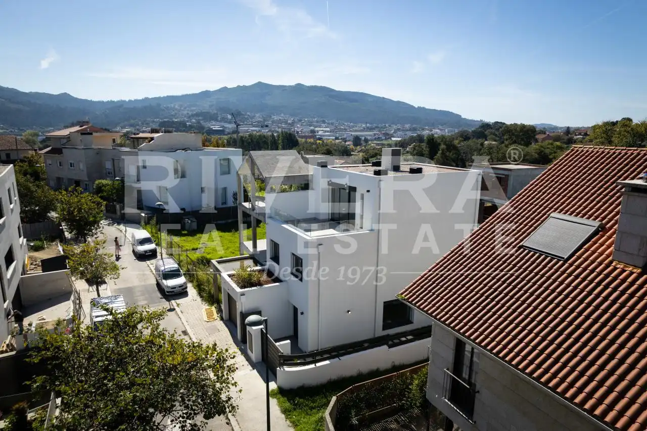 Vista exterior de Casa adosada en venta en Vigo  con Calefacción y Jardín privado