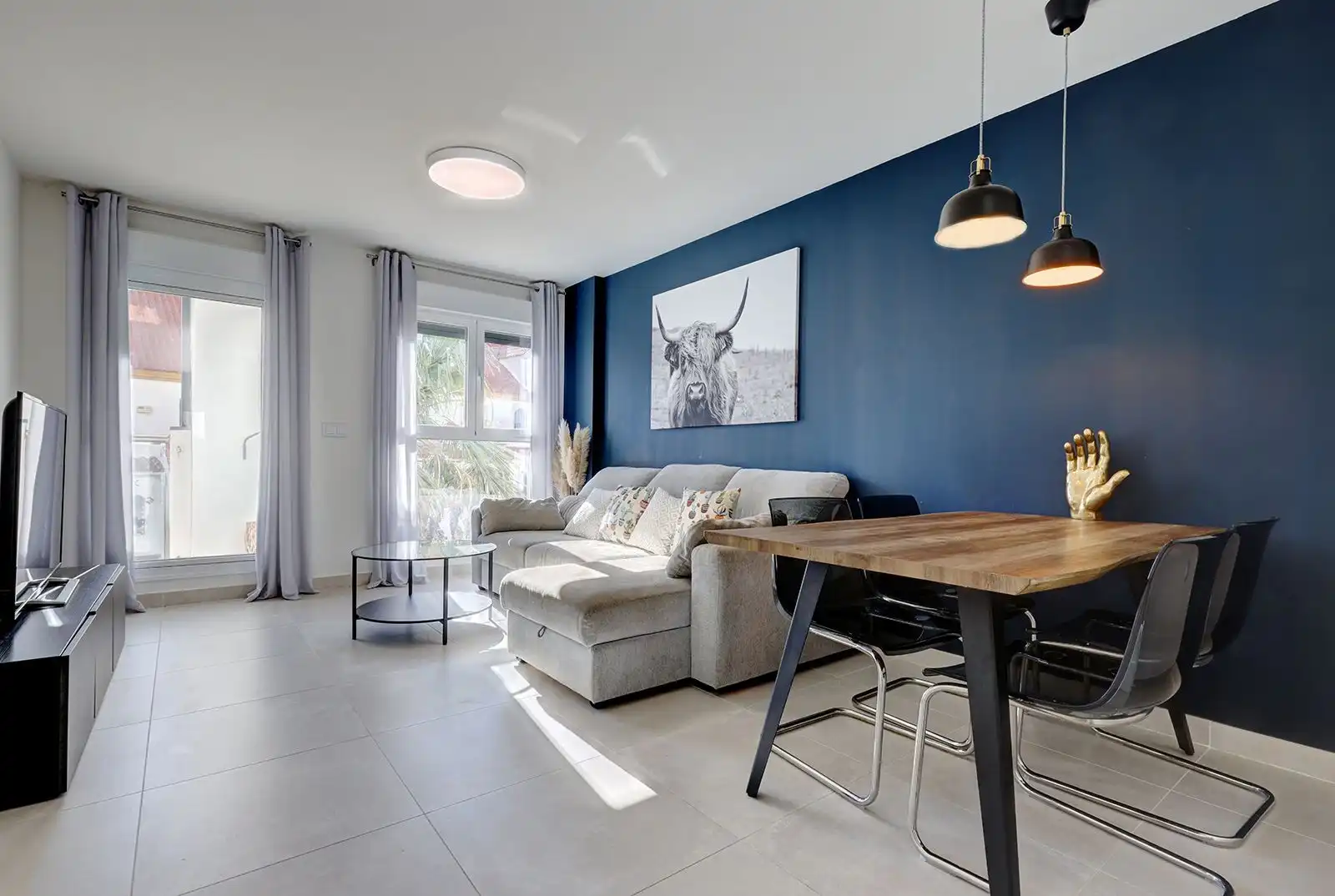 Sala d'estar de Apartament de lloguer en Estepona amb Aire condicionat, Terrassa i Piscina