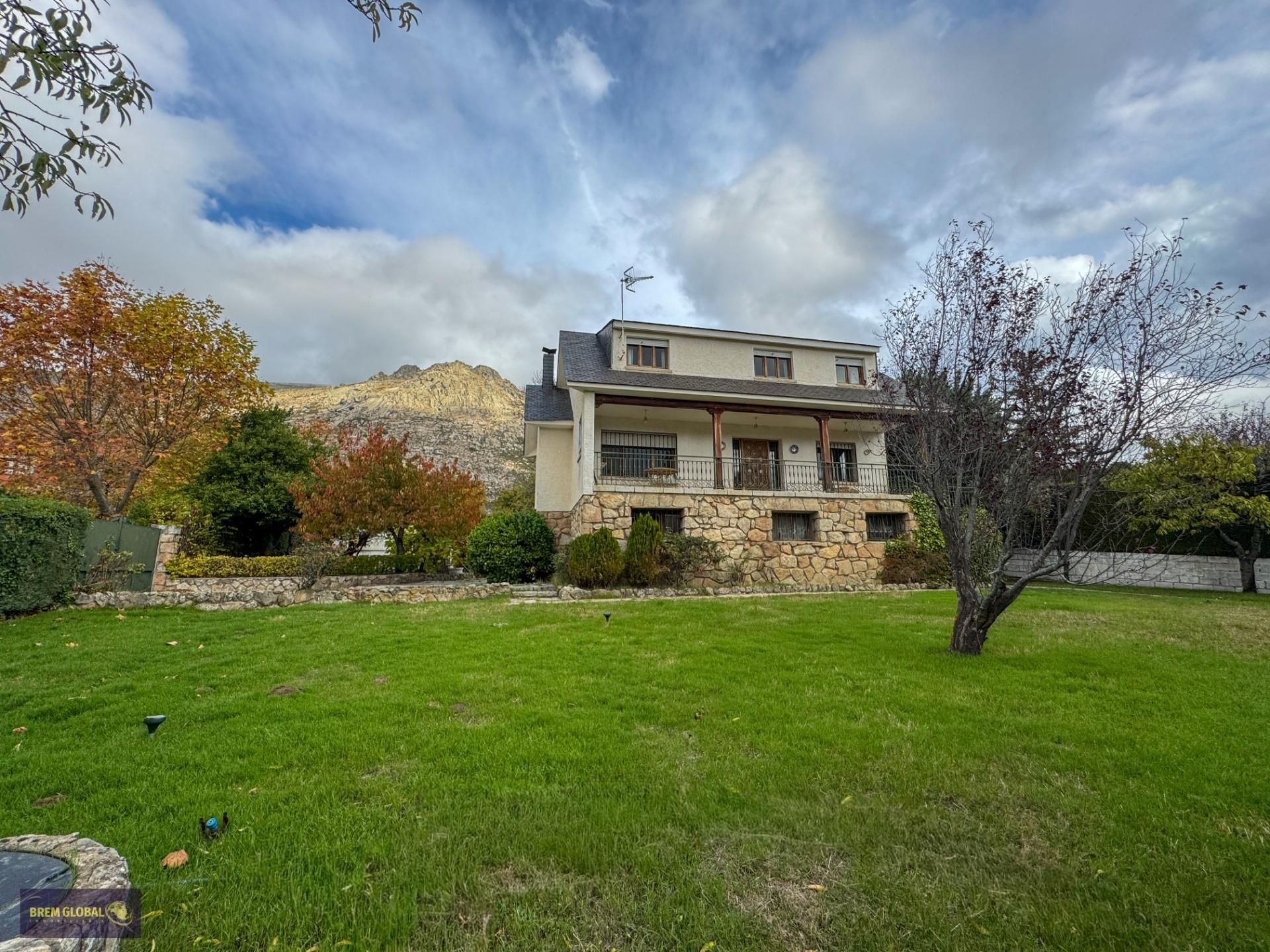 Vista exterior de Casa o xalet en venda en Bustarviejo amb Calefacció, Jardí privat i Traster