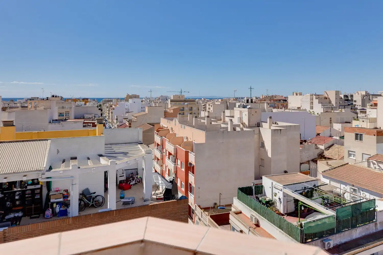 Vista exterior de Ático en venta en Torrevieja con Aire acondicionado y Terraza