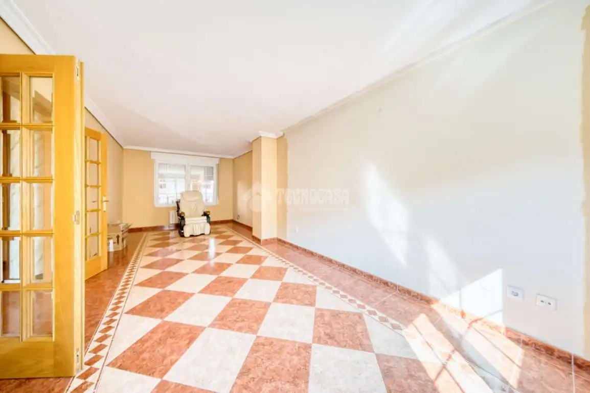 Vista exterior de Casa adosada en venda en Laguna de Duero amb Calefacció, Parquet i Balcó