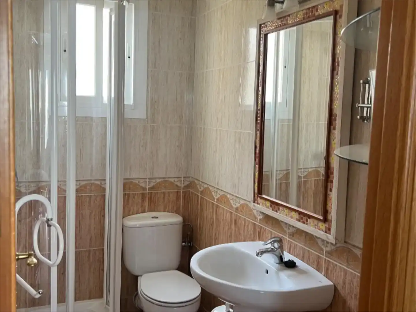 Badezimmer von Dachboden zur Miete in Talavera de la Reina mit Klimaanlage, Privatgarten und Parkett