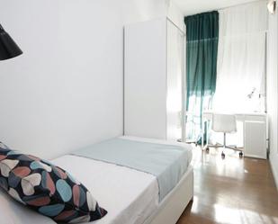 Bedroom of Flat to share in  Barcelona Capital  with Washing machine