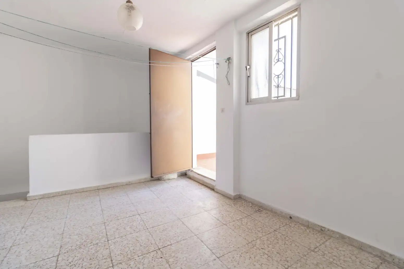 Terrasse von Einfamilien-Reihenhaus zum Verkauf in Sevilla mit Terrasse, Abstellraum und Balkon