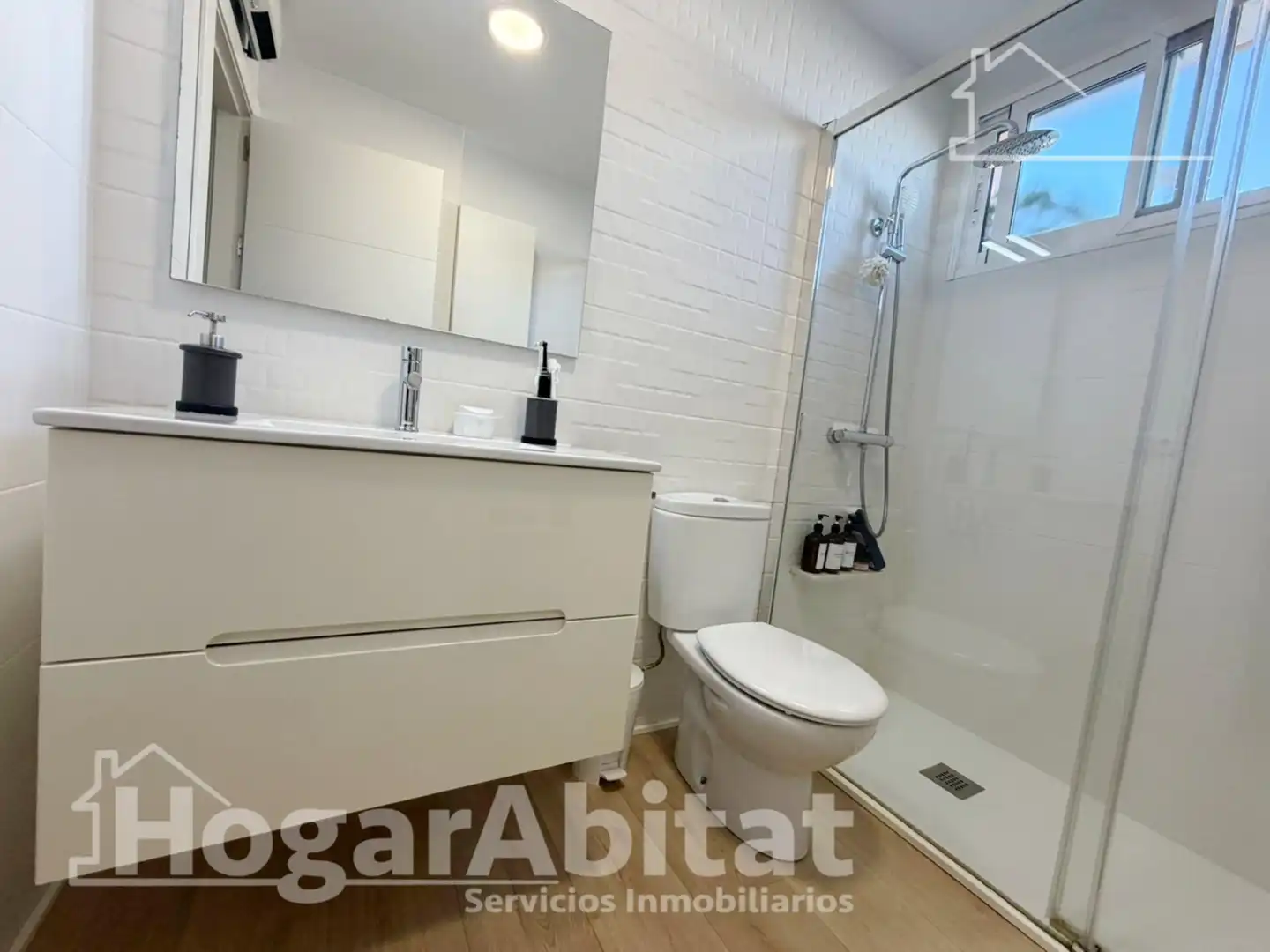 Bathroom of Attic for sale in Chiva  with Air Conditioner and Terrace