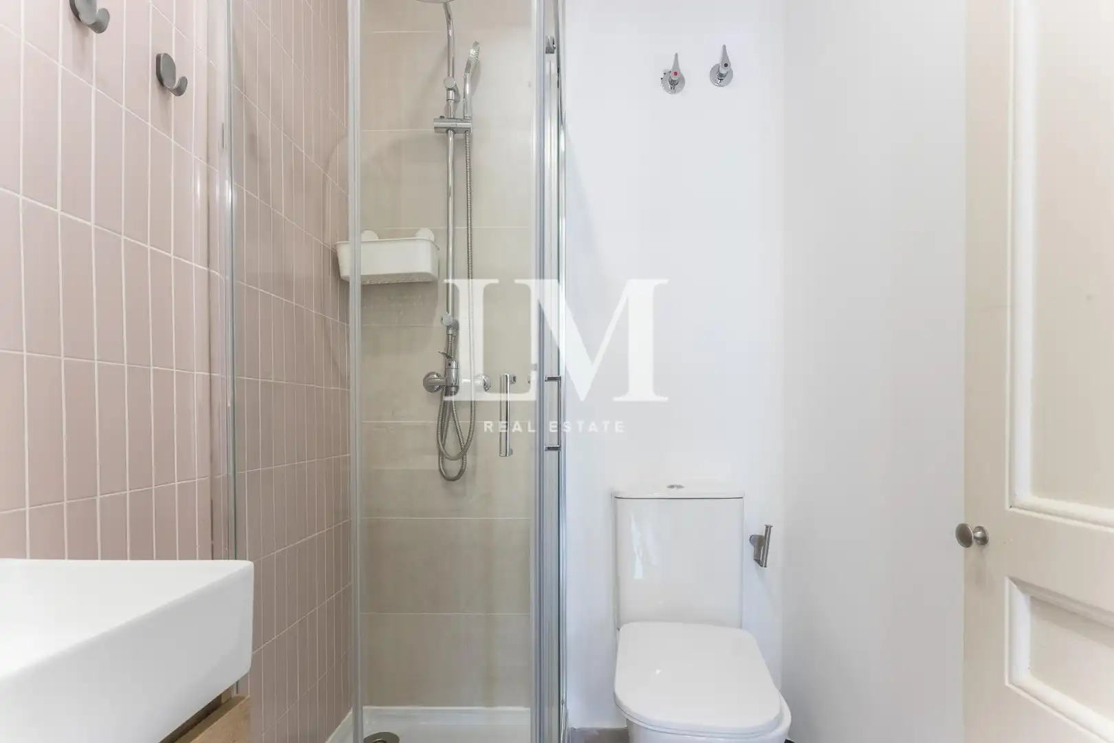 Bany de Apartament de lloguer en Barcelona amb Aire condicionat, Calefacció i Moblat