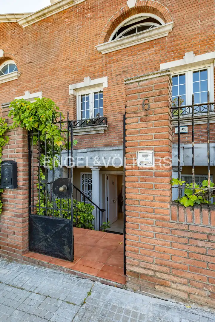 Vista exterior de Casa o xalet en venda en Rubí amb Aire condicionat, Calefacció i Jardí privat