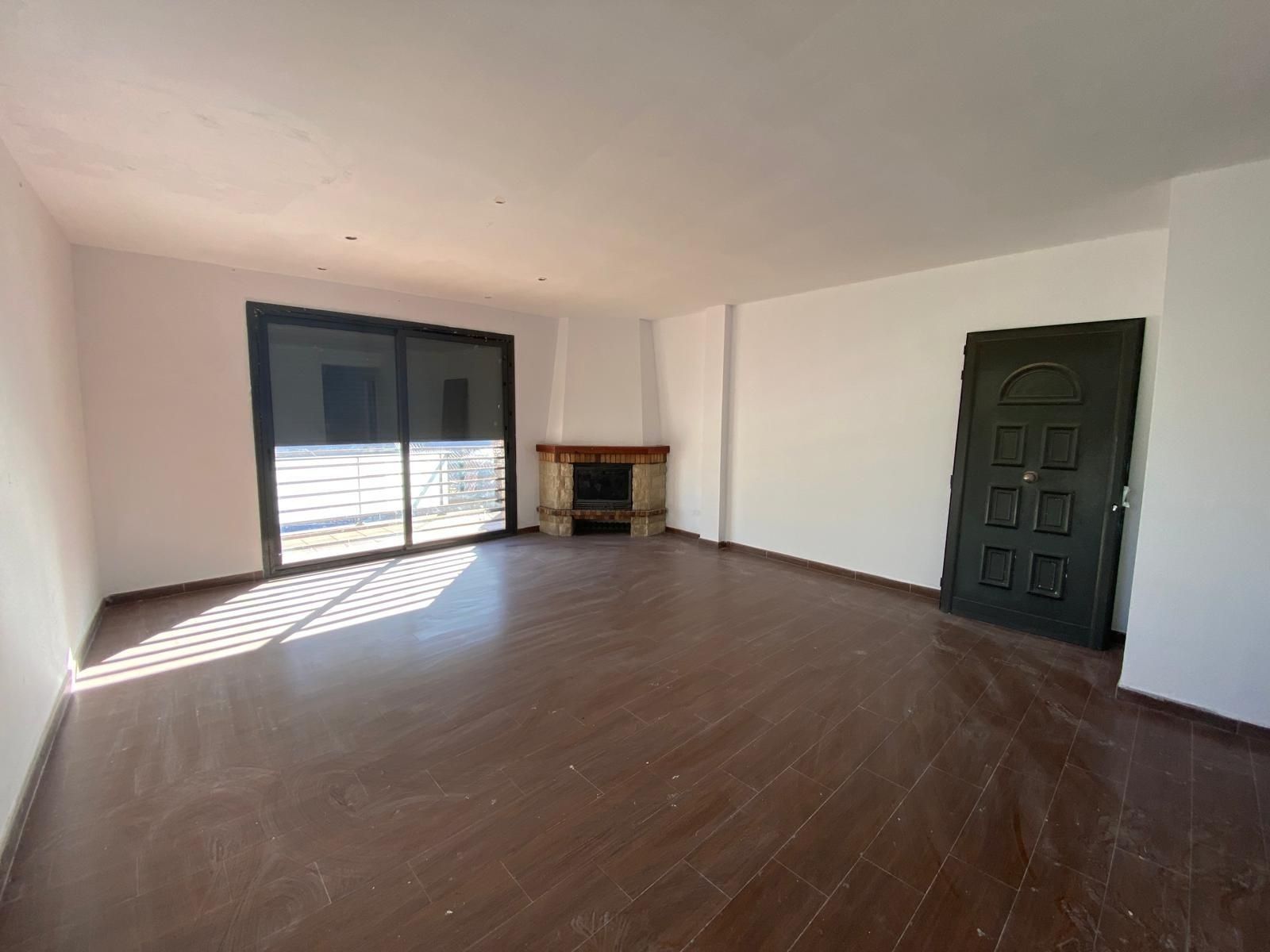 Sala d'estar de Casa adosada en venda en Vilanova i la Geltrú amb Jardí privat, Terrassa i Piscina