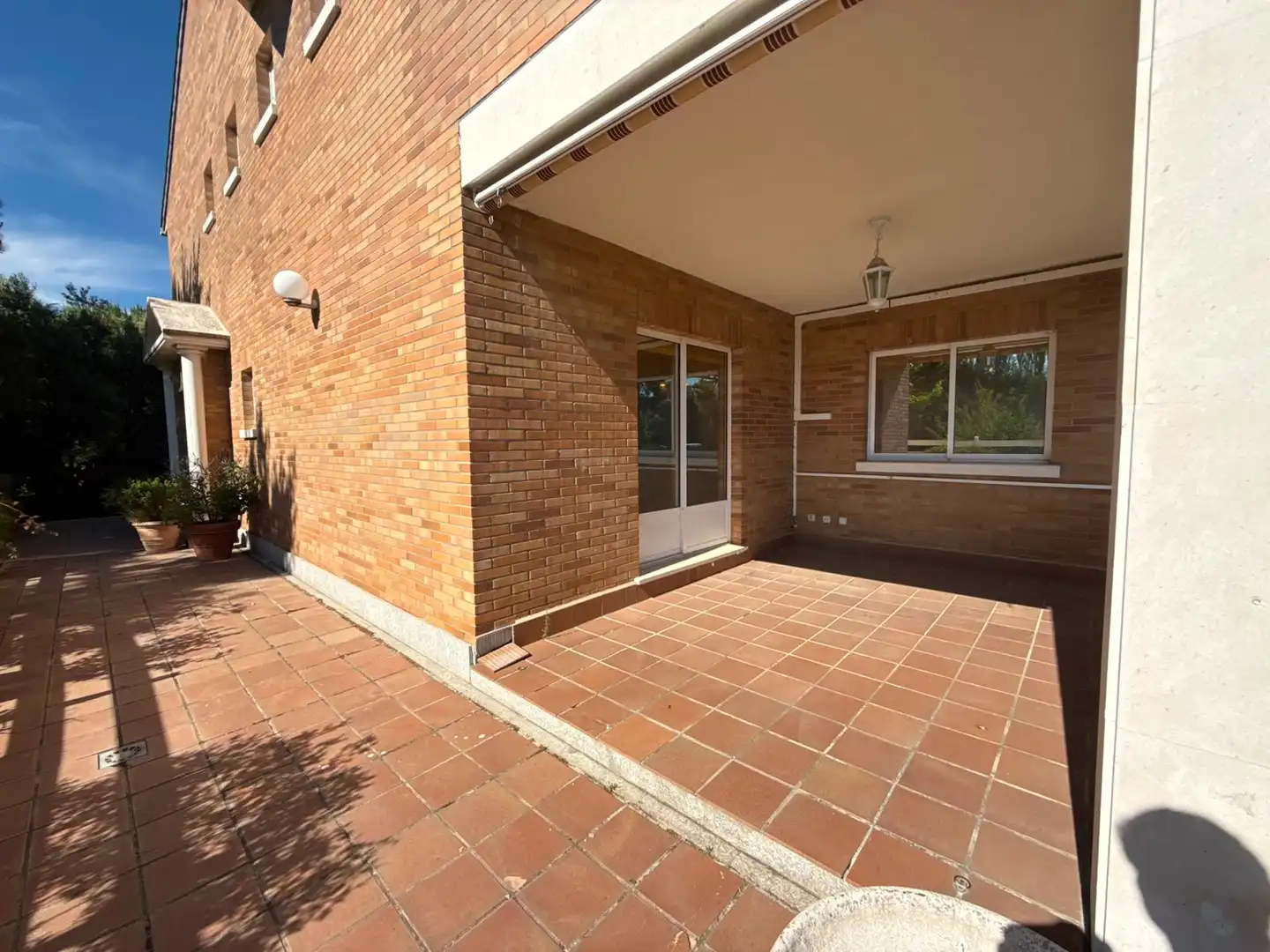 Terrasse von Einfamilien-Reihenhaus zum Verkauf in Santa Marta de Tormes mit Klimaanlage, Heizung und Privatgarten