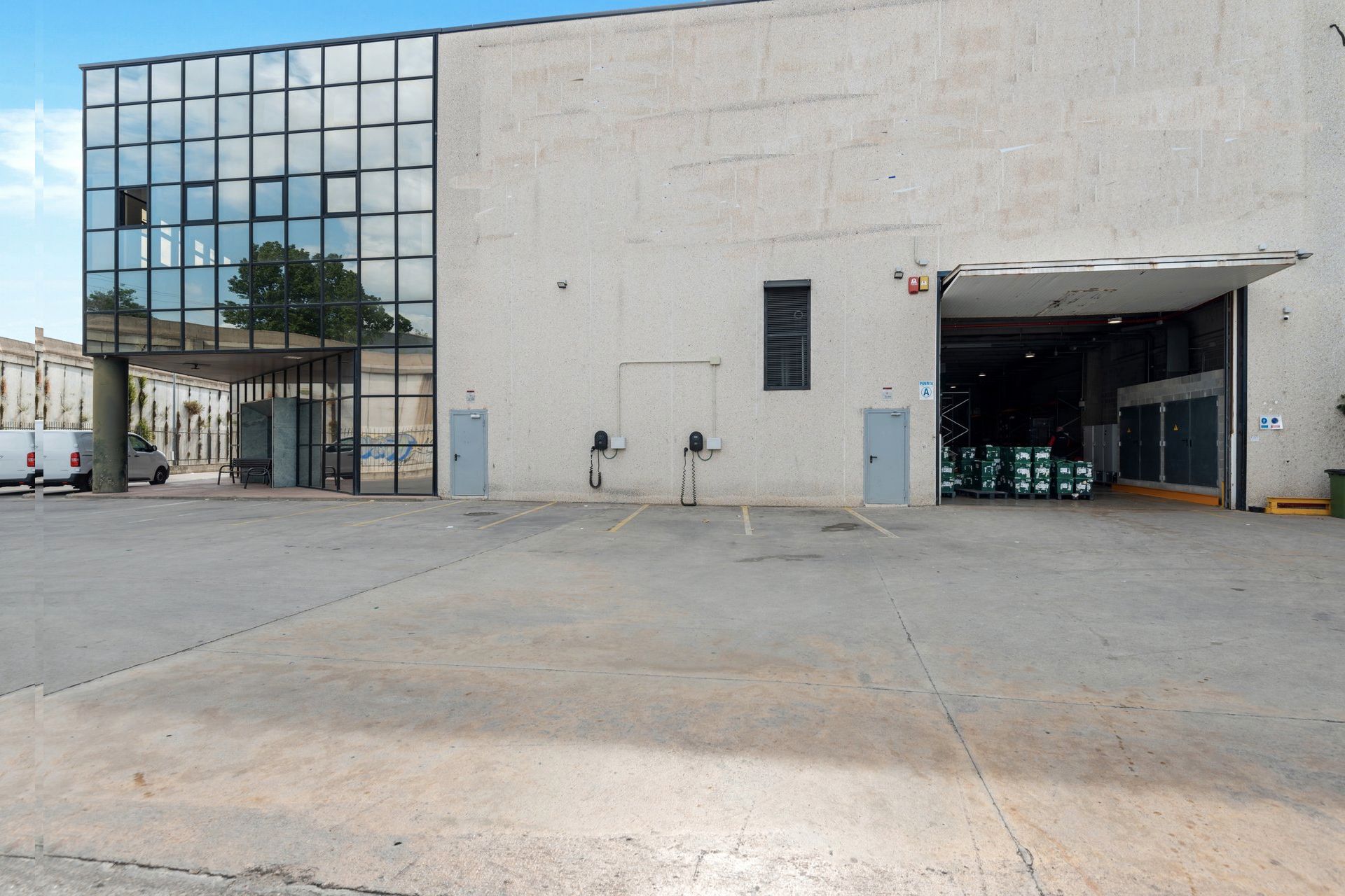 Vista exterior de Nau industrial de lloguer en Montcada i Reixac amb Calefacció