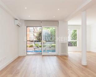 Exterior view of Apartment to rent in  Madrid Capital  with Air Conditioner, Heating and Terrace