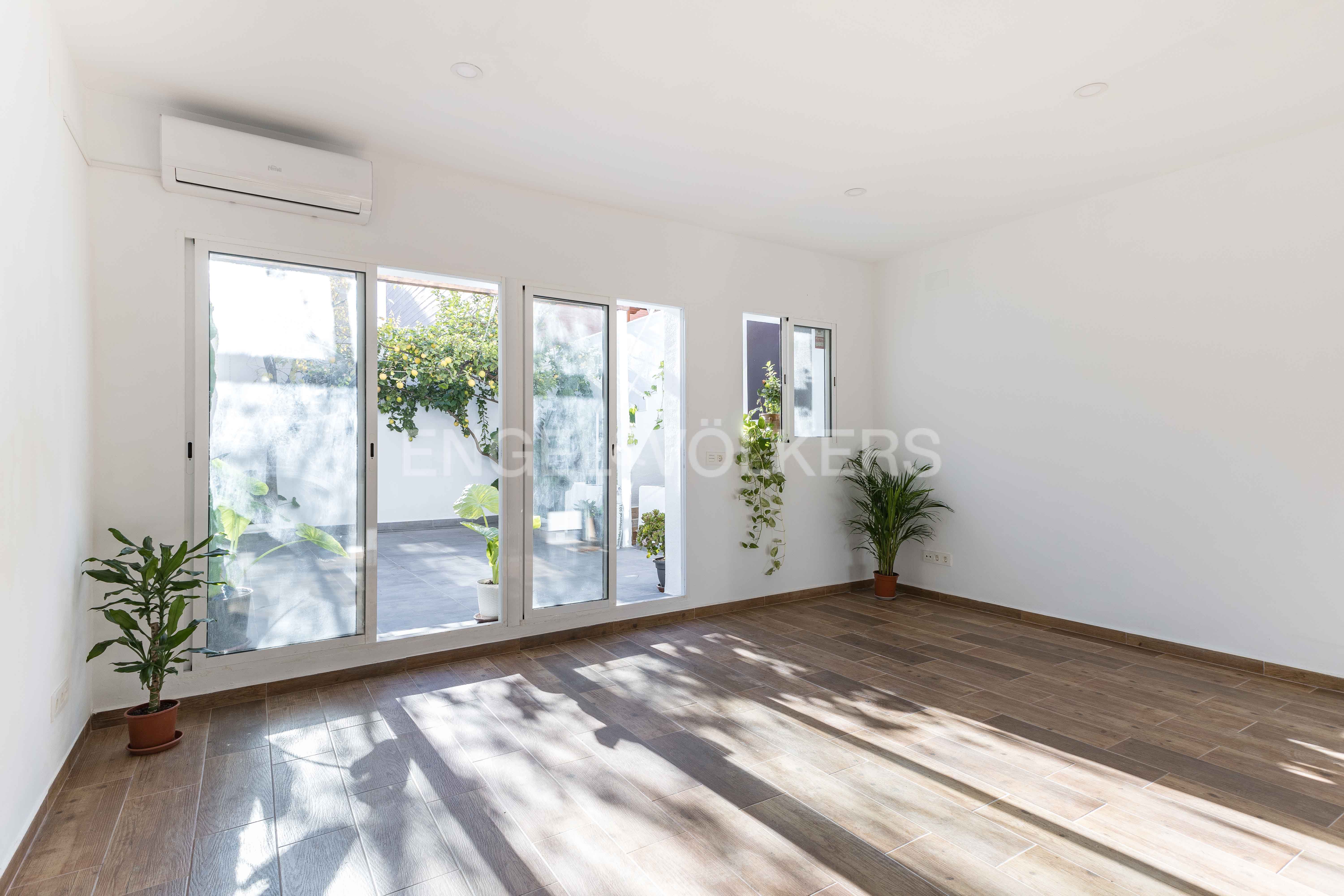 Exterior view of House or chalet for sale in El Prat de Llobregat  with Air Conditioner, Heating and Private garden