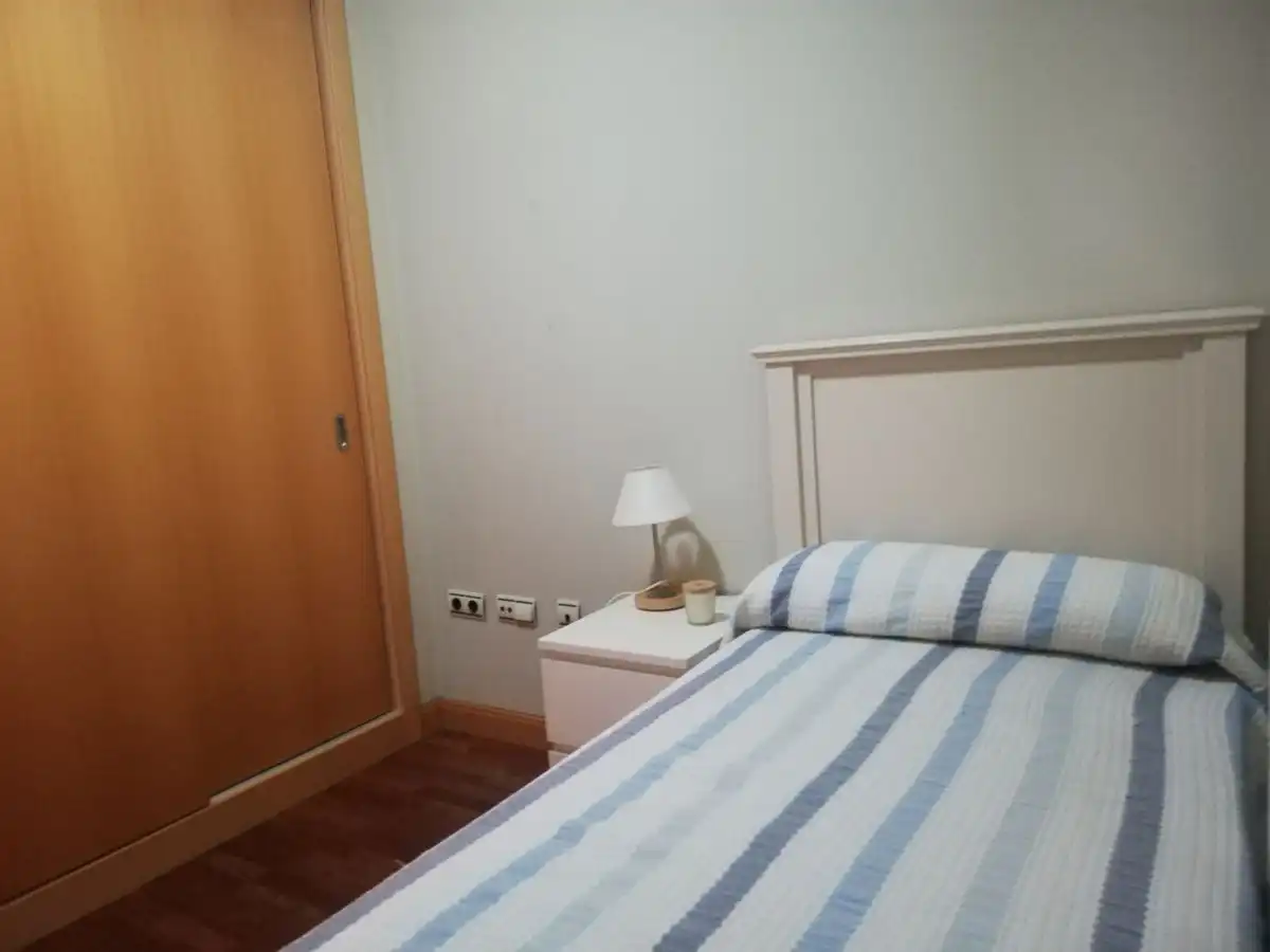 Dormitori de Pis de lloguer en Huelva amb Aire condicionat, Moblat i Piscina comunitària