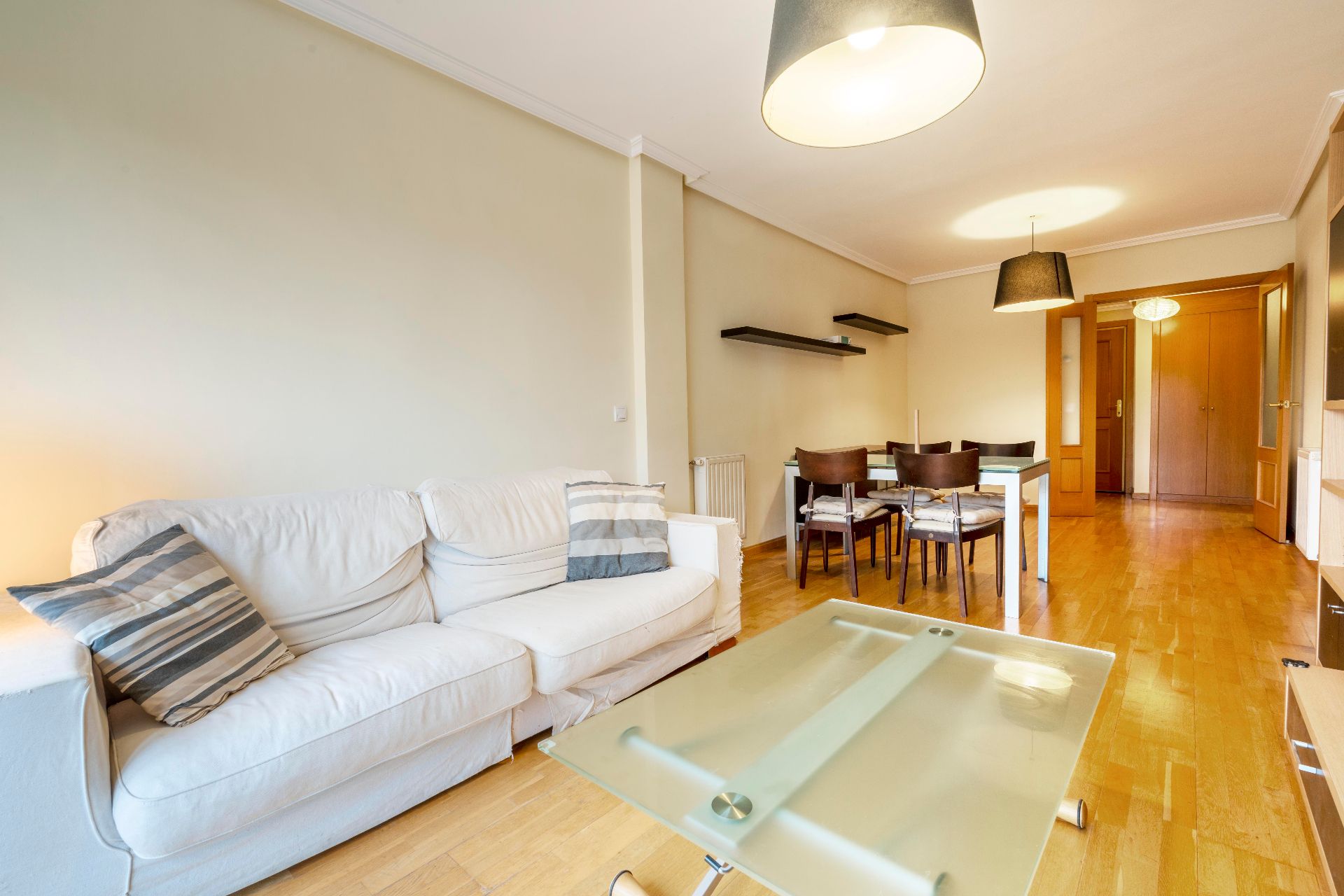 Living room of Flat to rent in  Madrid Capital  with Air Conditioner, Heating and Parquet flooring