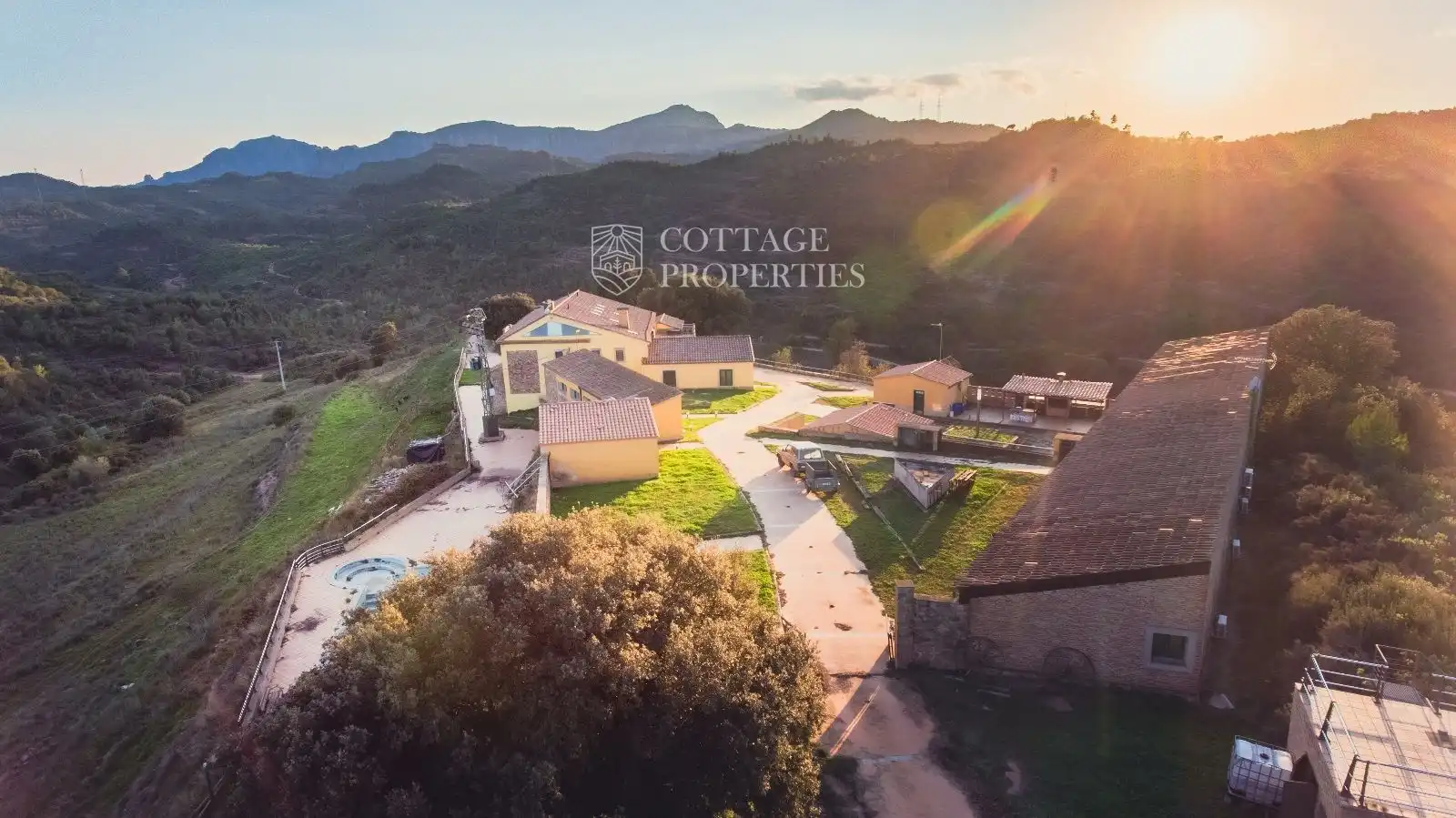 Vista exterior de Finca rústica en venda en Sant Llorenç Savall amb Calefacció i Piscina