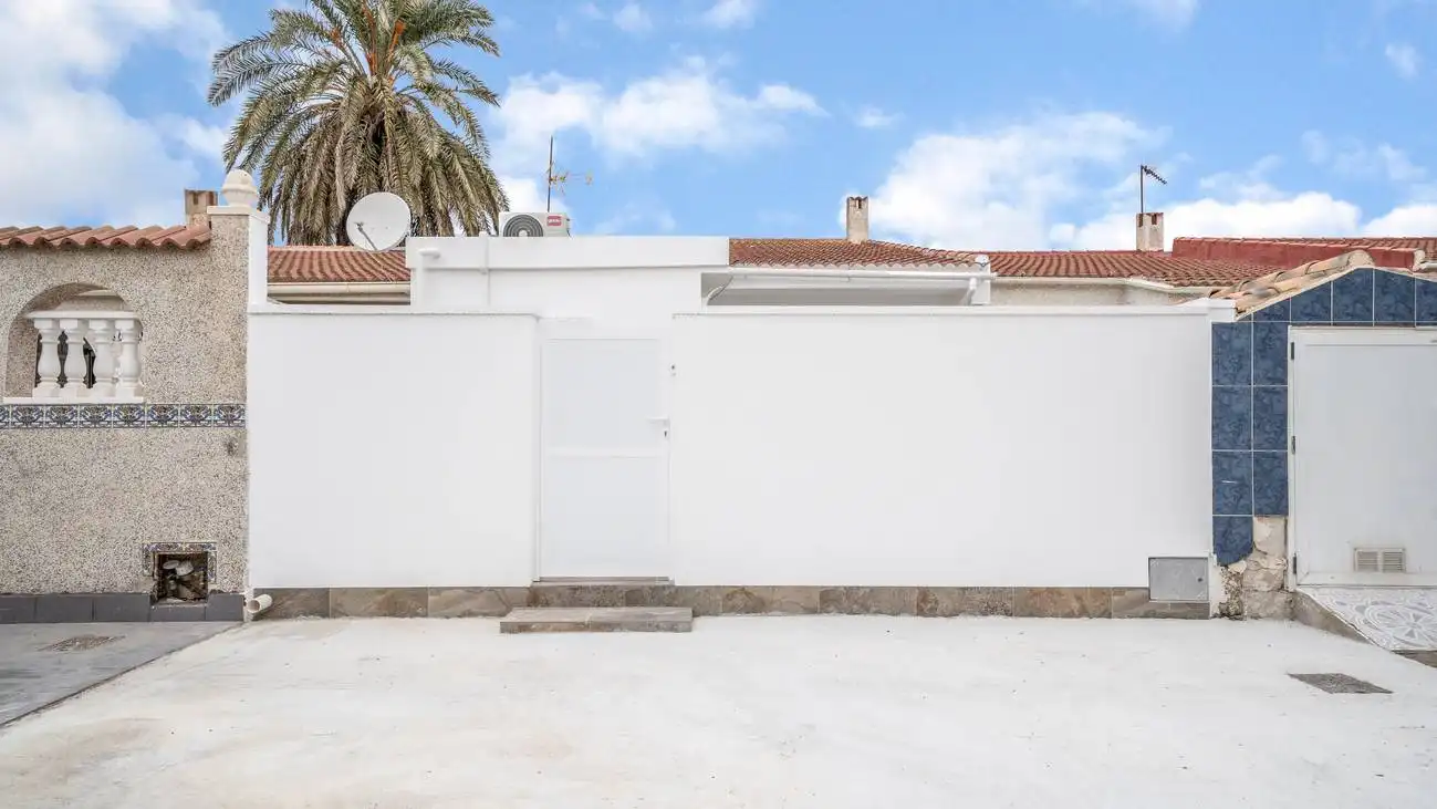 Vista exterior de Casa o chalet en venta en Torrevieja con Amueblado