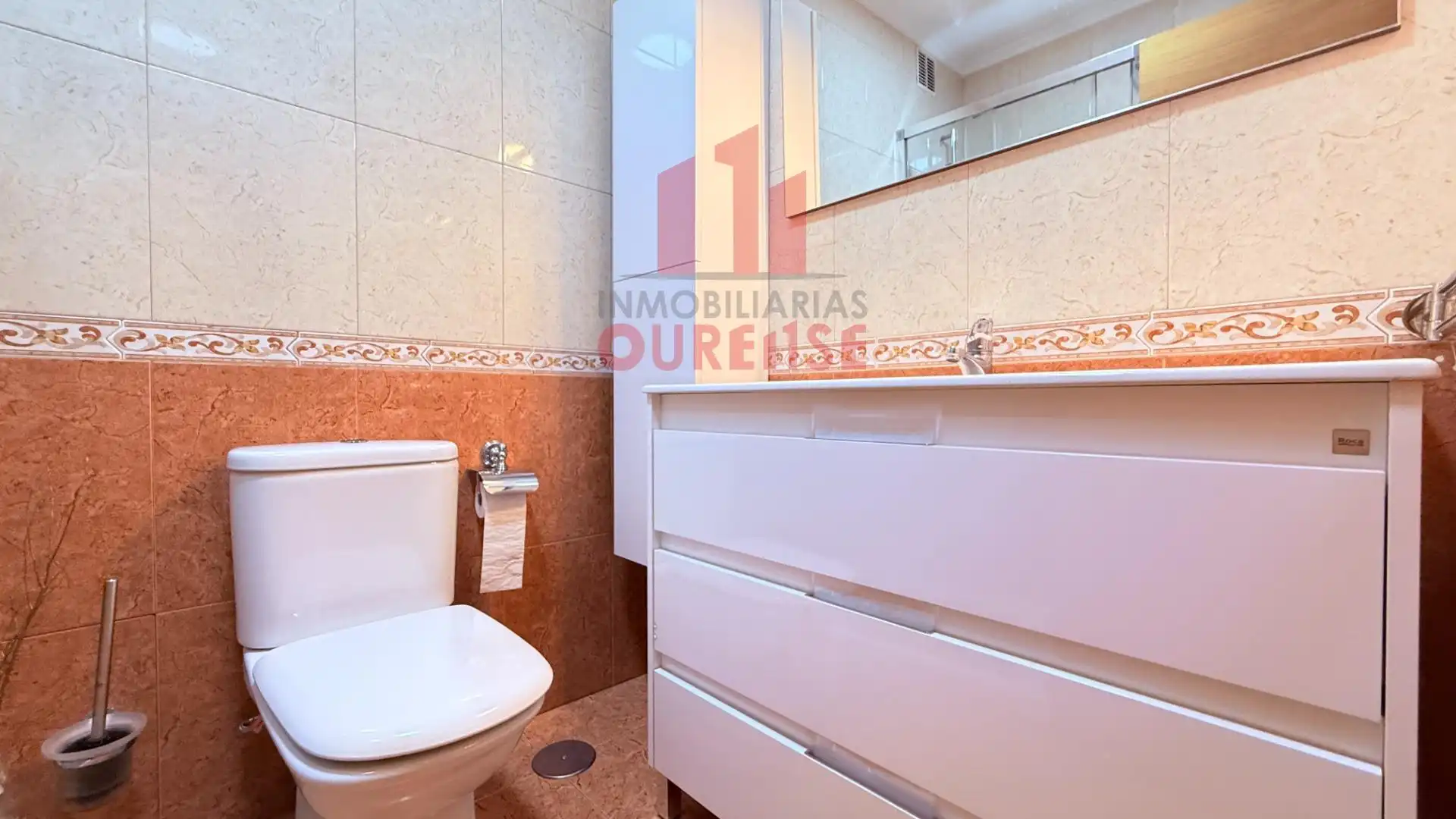 Bathroom of Flat for rent in Ourense Capital   with Heating and Furnished