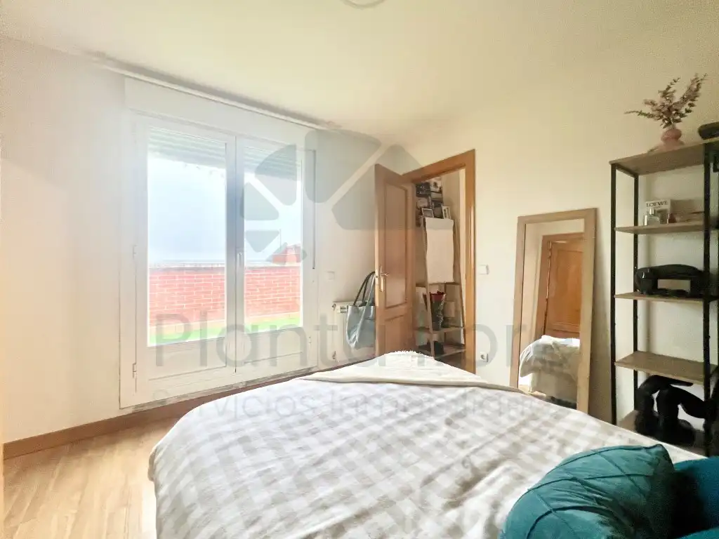 Schlafzimmer von Dachboden zum Verkauf in Lardero mit Klimaanlage, Terrasse und Möbliert