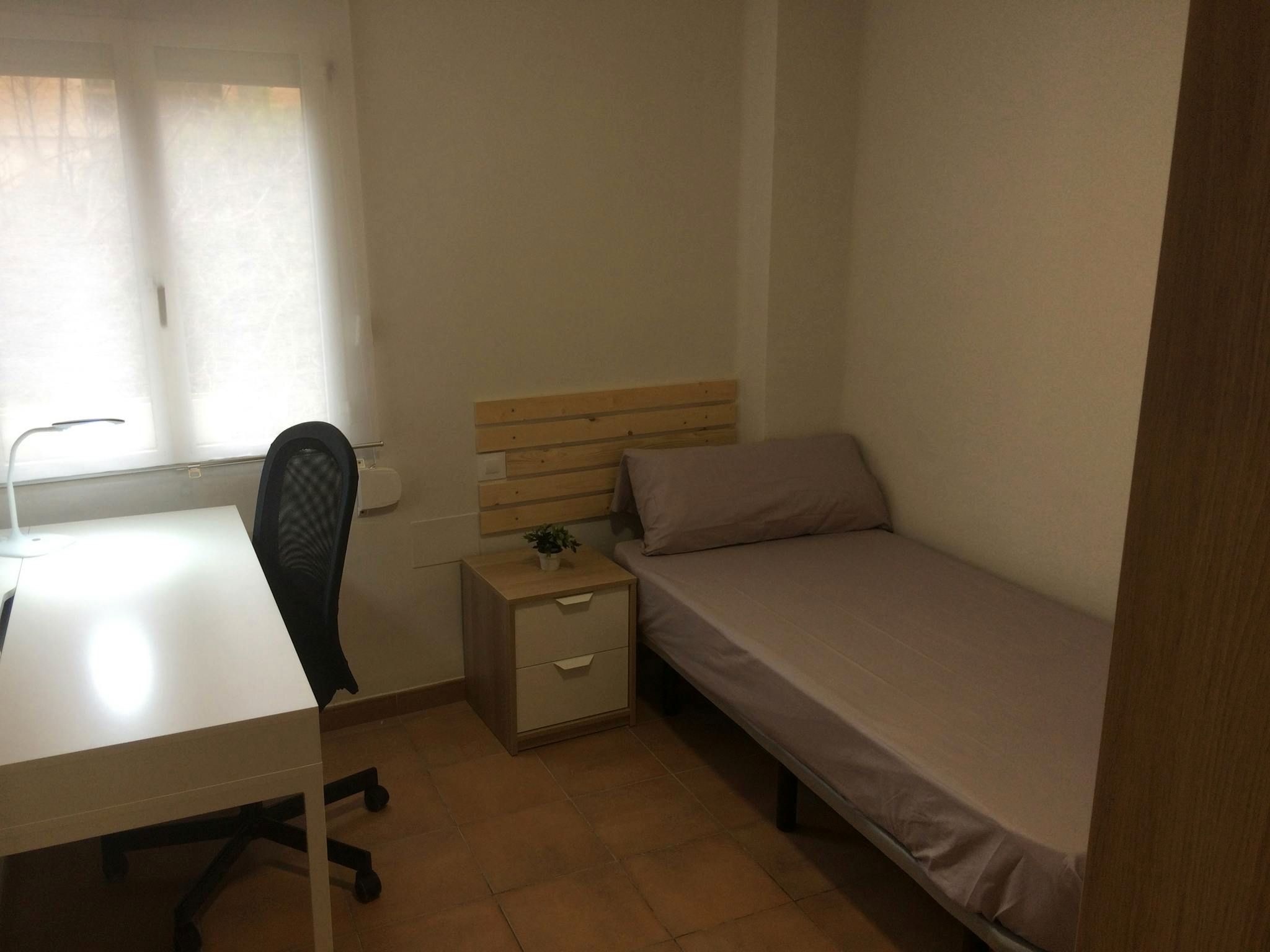 Bedroom of Flat to share in  Valencia Capital  with Furnished, Washing machine and Internet