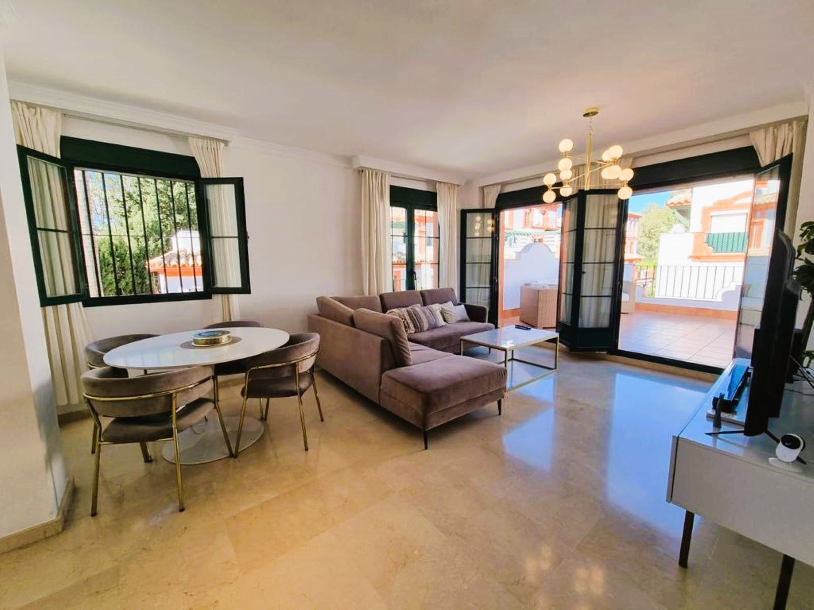Sala d'estar de Dúplex de lloguer en Estepona amb Aire condicionat, Moblat i Balcó