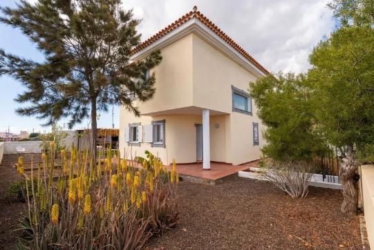 Vista exterior de Casa o xalet de lloguer en Arona amb Jardí privat, Terrassa i Balcó
