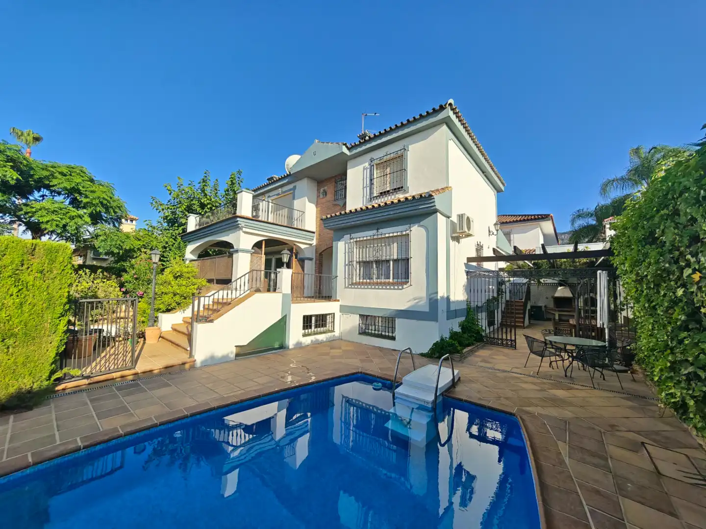 Vista exterior de Casa o chalet en venta en Alhaurín de la Torre con Aire acondicionado, Calefacción y Jardín privado