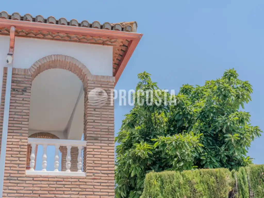 Vista exterior de Casa o xalet en venda en Fuente Vaqueros amb Aire condicionat, Jardí privat i Terrassa