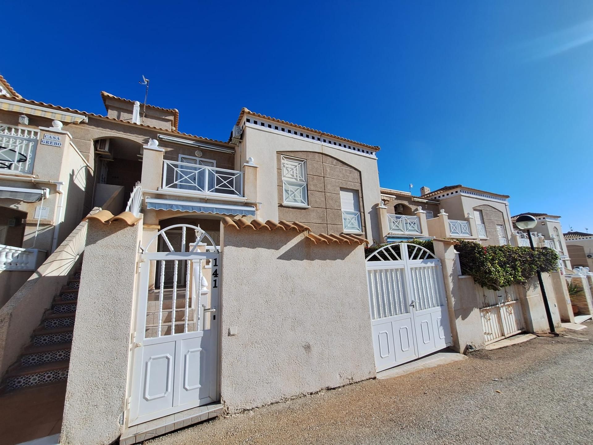Vista exterior de Casa o chalet de alquiler en Torrevieja con Amueblado y Piscina comunitaria