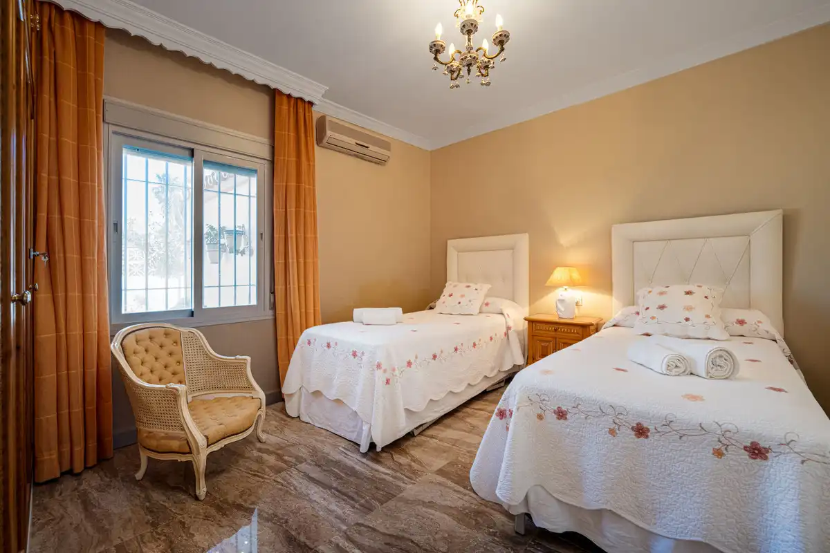 Dormitori de Casa o xalet en venda en Marbella amb Aire condicionat, Jardí privat i Piscina
