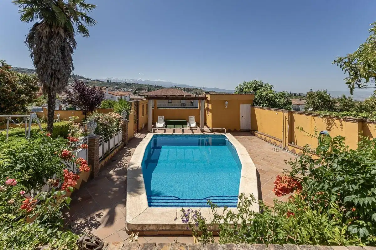 Chalet con piscina en venta en Alfacar